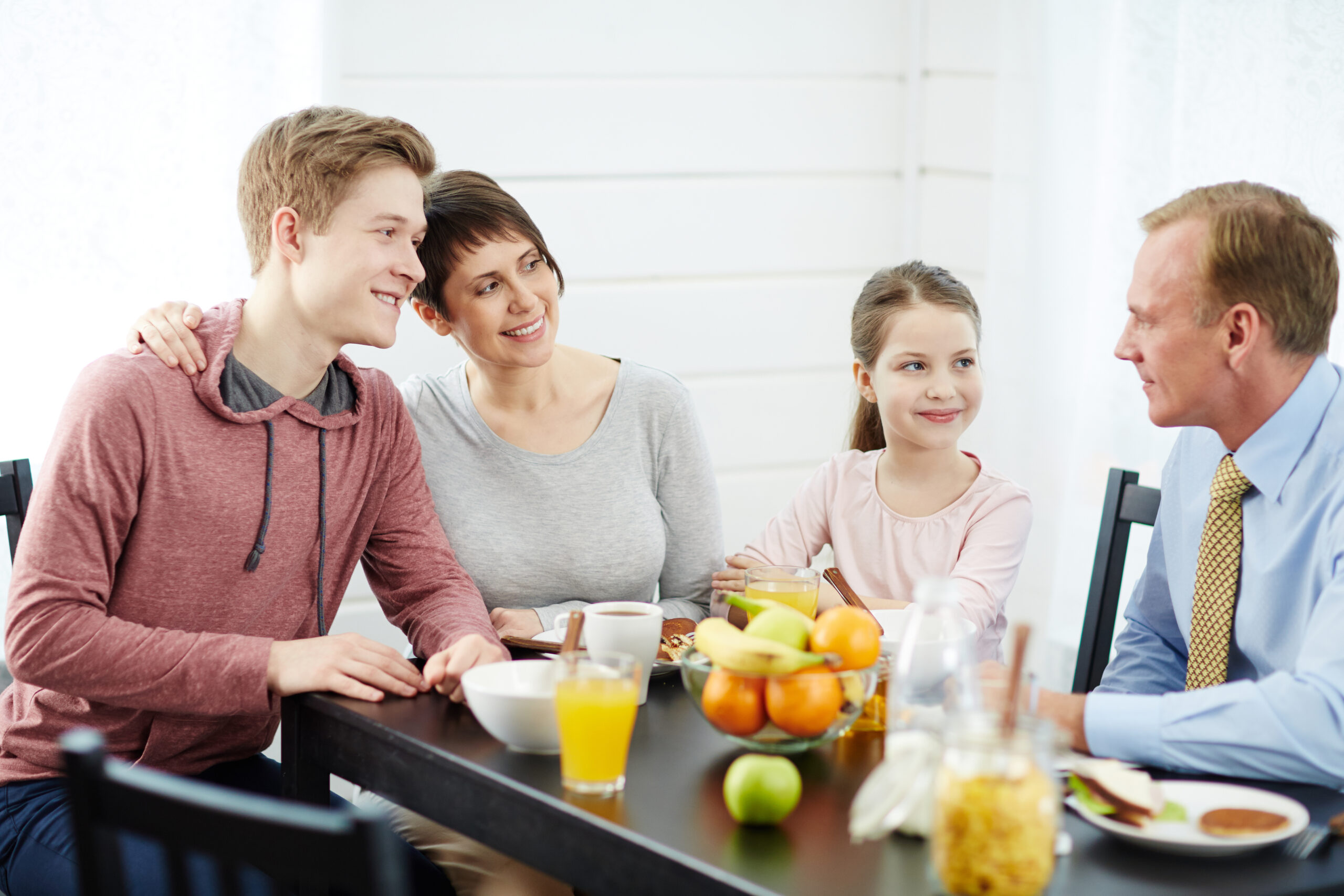 Diet Hacks That Actually Work (And Aren't Boring 3 storyblocks close knit family gathered together in kitchen talking to each other animatedly and eating healthy breakfast waist up portrait B8ZVz8SPRb scaled